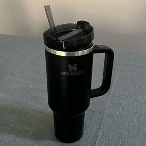 Black 40 oz Stanley cup.